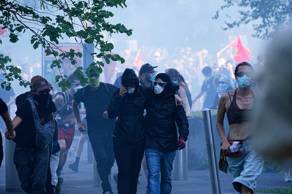 Confrontos entre manifestantes anti-G7 e polícia perto da sede da ONU em Genebra