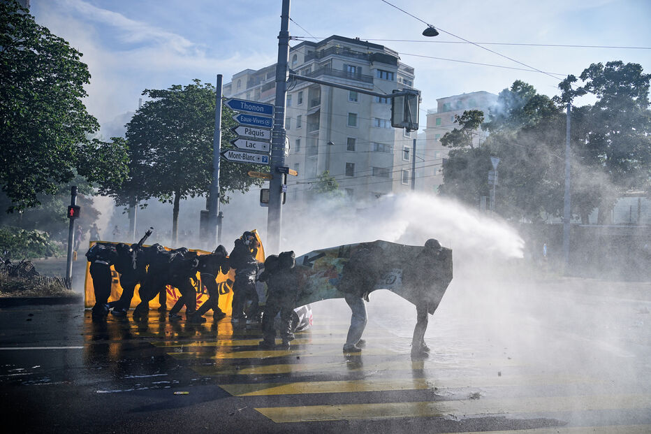 Confrontos entre manifestantes anti-G7 e polícia perto da sede da ONU em Genebra
