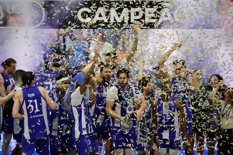 Jogadores festejam já com a taça