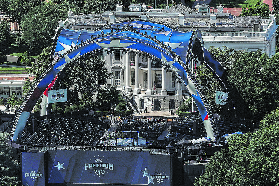 Ringue de combate foi construído no relvado da Casa Branca para o aniversário de Trump
