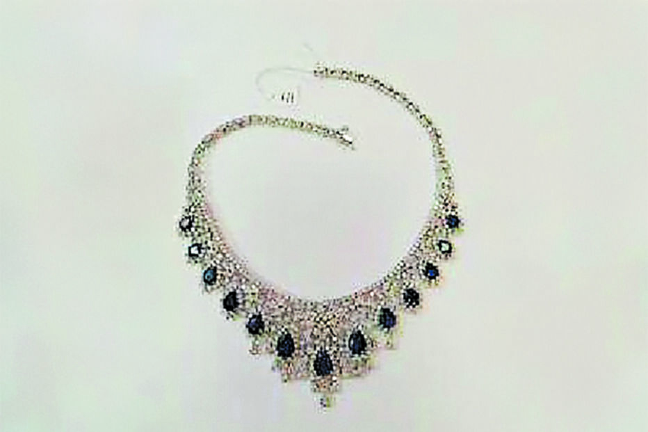 Colar de ouro branco com 13 safiras