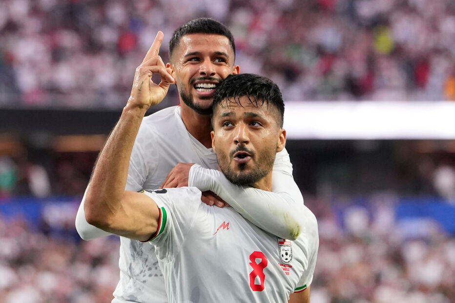 Iraniano Mohammad Mohebbicomemora após marcar o segundo golo da equipa