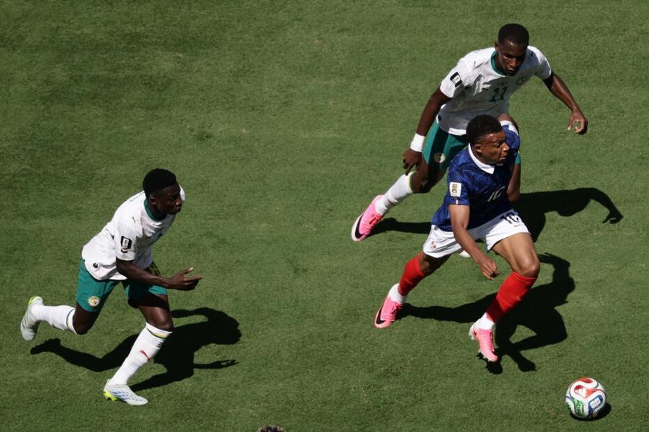 França bate Senegal com histórico 'bis' de Mbappé 