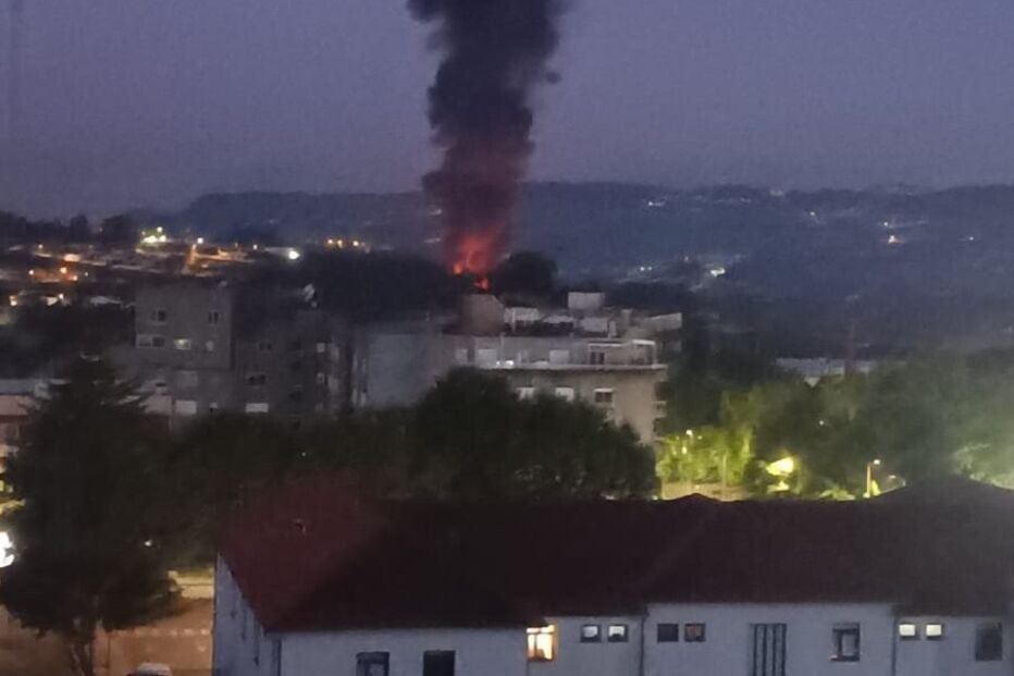 Incêndio consome fábrica de calçado em Felgueiras 