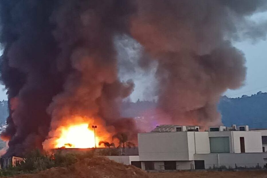Incêndio consome fábrica de calçado em Felgueiras 