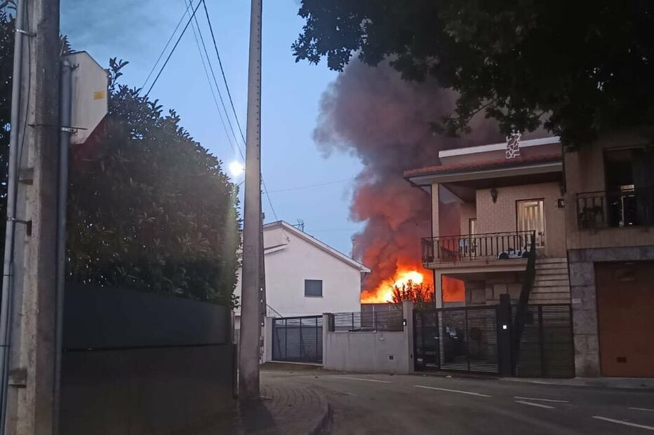 Incêndio consome fábrica de calçado em Felgueiras 