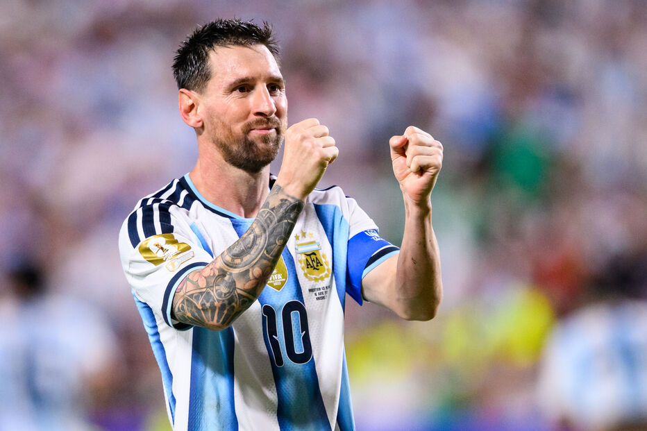 Argentina bate Argélia com 'hat-trick' de Messi