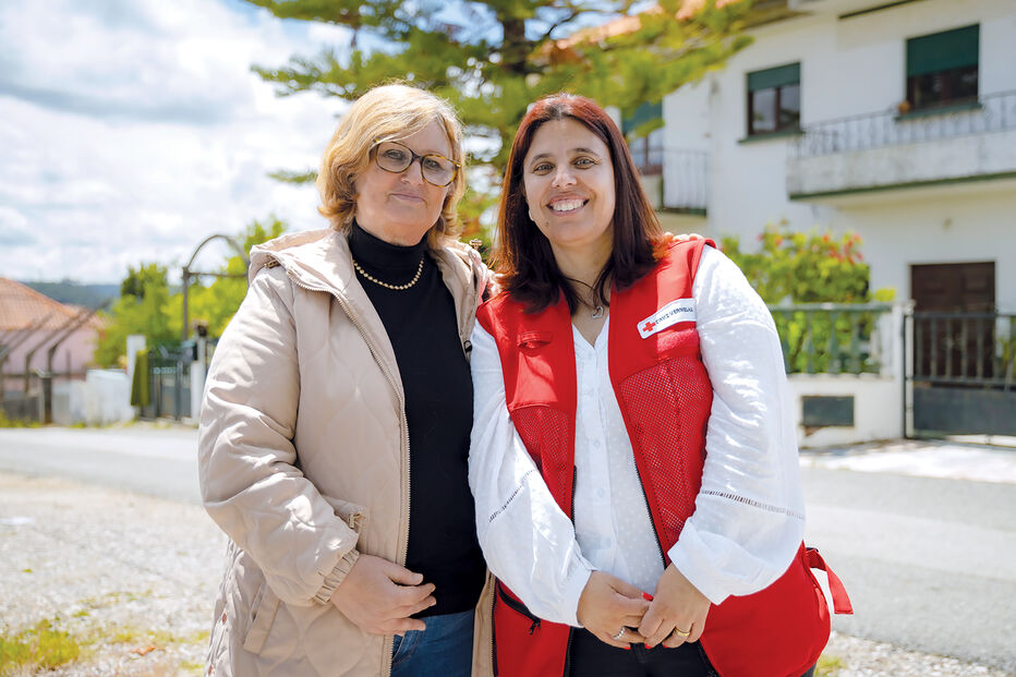 Isabel Ferreira, beneficiária, com Clara Almeida