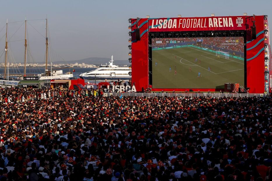 Adeptos de Portugal na Lisboa Football Arena, no Terreiro do Paço, Praça do Comércio