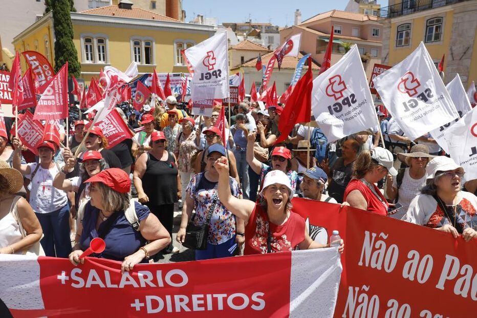 Centenas contra pacote laboral junto ao parlamento durante discussão da proposta 