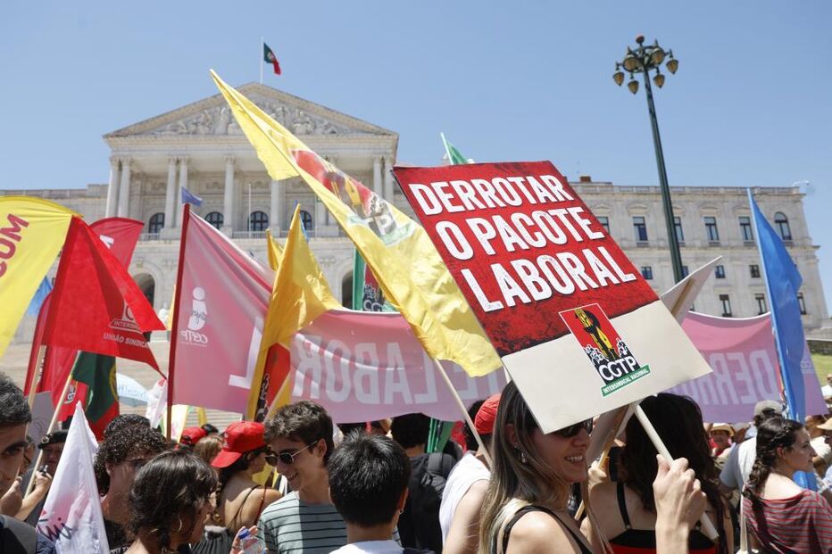 Centenas contra pacote laboral junto ao parlamento durante discussão da proposta 