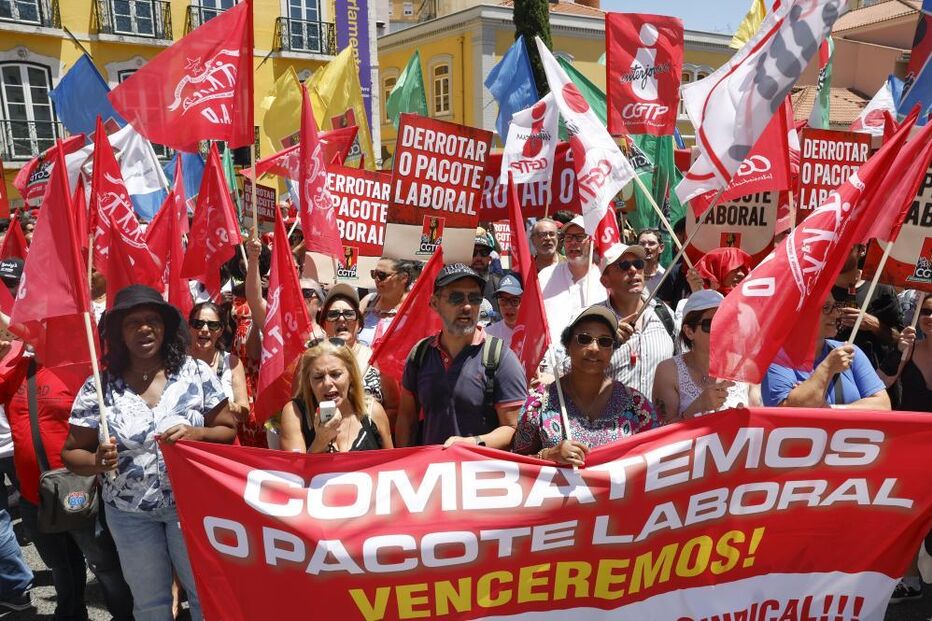 Centenas contra pacote laboral junto ao parlamento durante discussão da proposta 