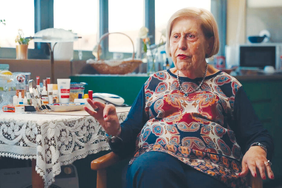 Maria Odete Dores Catuna,86 anos, gosta de ouvir música no seu apartamento no centro