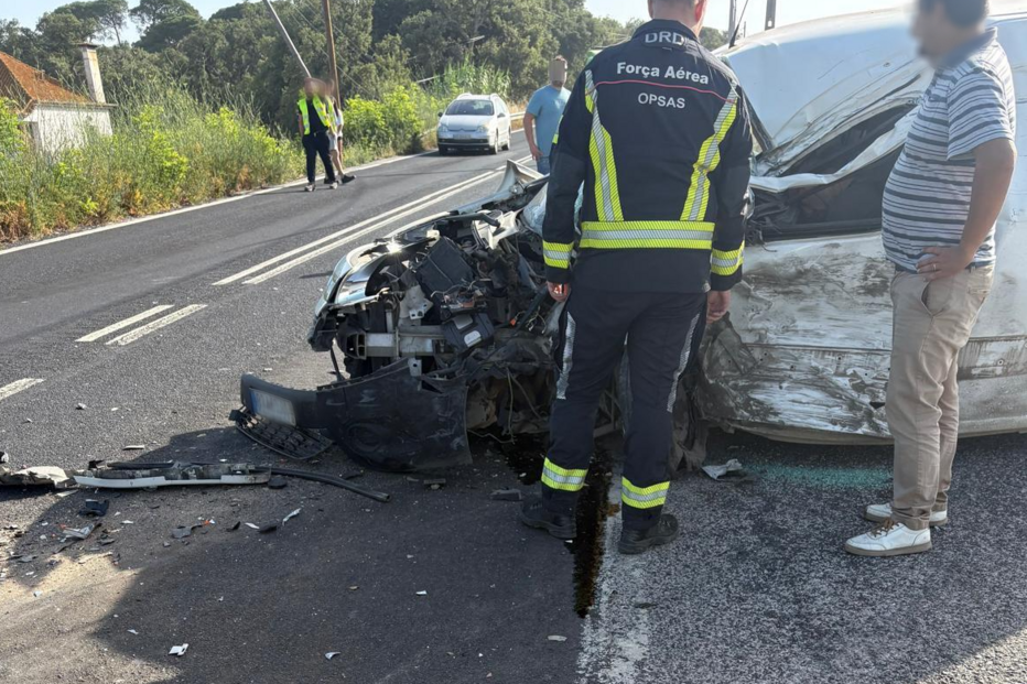 Colisão entre camião e carrinha provocou na manhã deste sábado um ferido grave e outro ligeiro em Almada