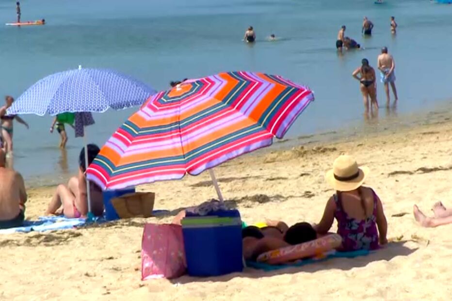 Temperaturas altas que atingem o País levam banhistas a aproveitar calor algarvio 