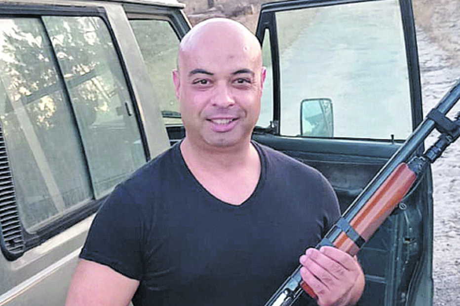 Adjunto Nuno Pestana posou com arma de fogo nos terrenos da cadeia