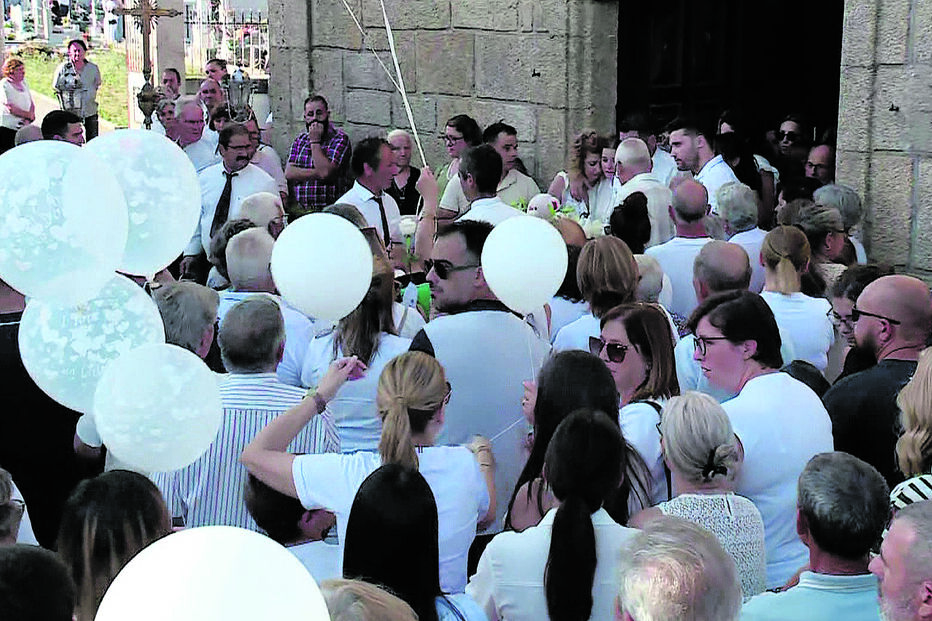 Balões brancos à saída do caixão da igreja