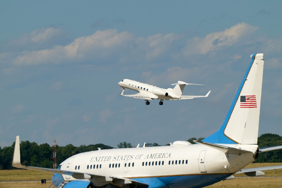 O Air Force Two, com o vice-presidente JD Vance e a segunda-dama Usha Vance a bordo, parte da Base Conjunta de Andrews, em Maryland, no sábado, 20 de junho de 2026, com destino à Suíça