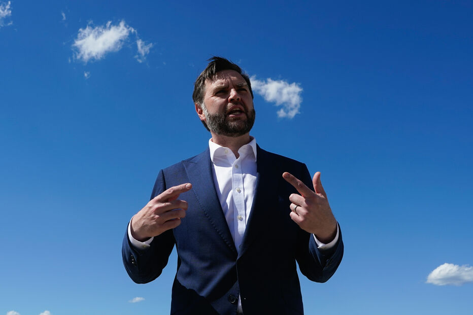 O vice-presidente JD Vance fala com os jornalistas na Base Conjunta de Andrews, em Maryland, no sábado, 20 de junho de 2026, a caminho da Suíça