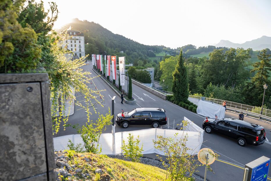 Uma comitiva com o vice-presidente dos EUA, JD Vance, chega ao Bürgenstock Resort, em Obbuergen, perto de Lucerna, na Suíça, no domingo, 21 de junho de 2026