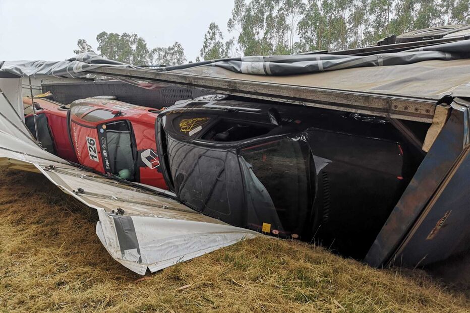 Camião que transportava várias viaturas despistou-se e tombou para a berma, na manhã deste domingo, na A1