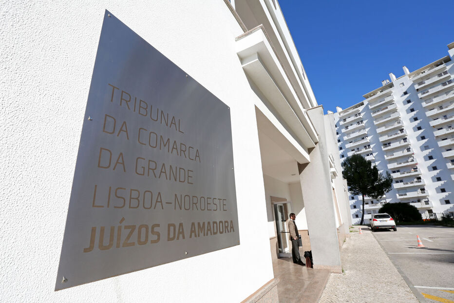 Agente da PSP condenado por dar dois murros em revista policial
