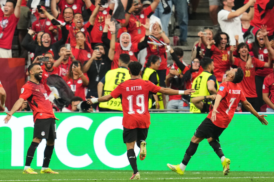Jogadores da seleção do Egito celebram vitória frente à Nova Zelândia