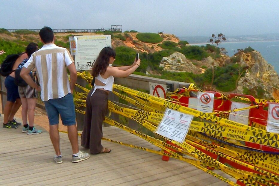 Acesso à escadaria de madeira está vedado com fitas e barreiras de segurança