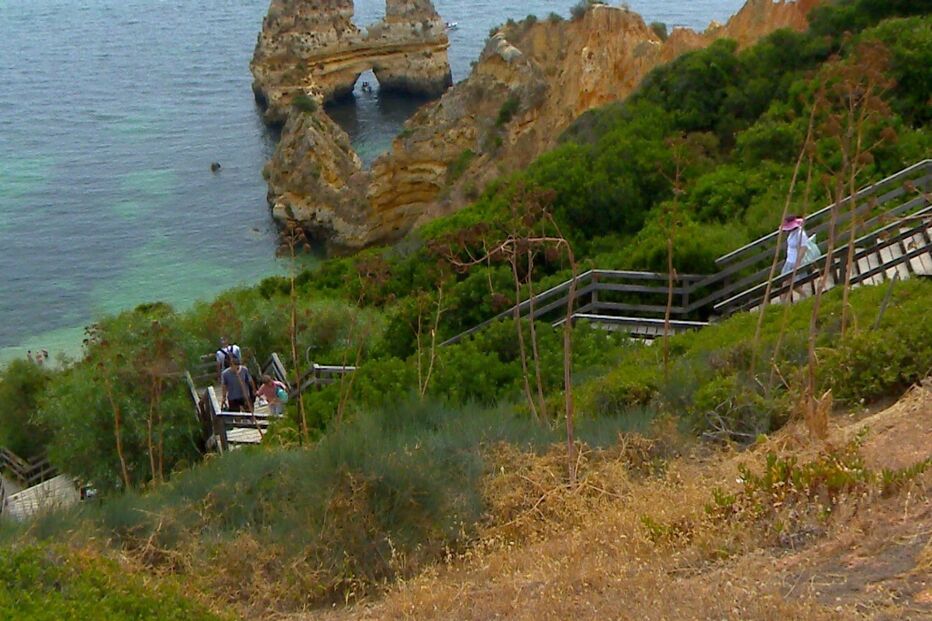 Turistas ignoram sinalização de perigo e descem a escadaria para a praia do Camilo