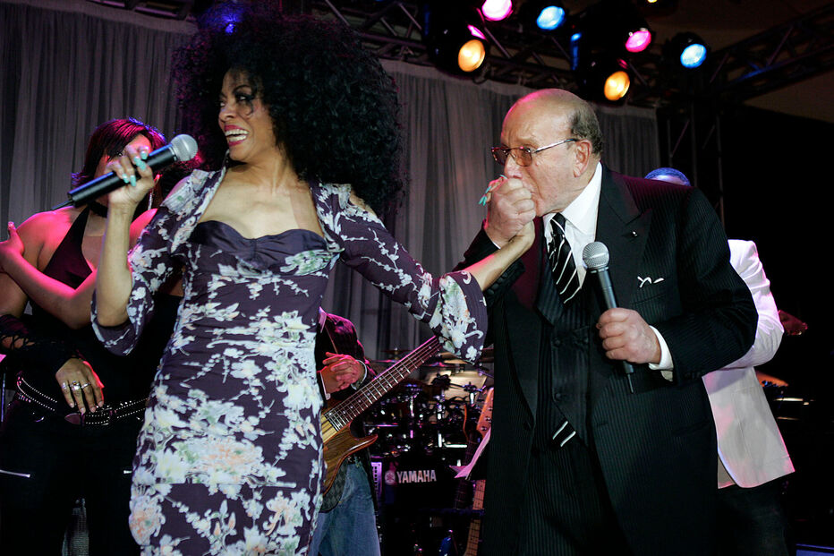 Clive Davis beija a mão de Diana Ross na sua festa anual pré-Grammy, no Beverly Hills Hotel, em Beverly Hills, Califórnia, no sábado, 12 de fevereiro de 2005