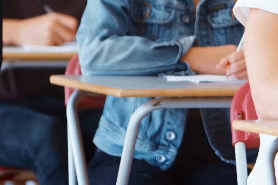 De brincos a óculos inteligentes: Alunos recorrem cada vez mais à tecnologia para realizar cábulas em sala de aula