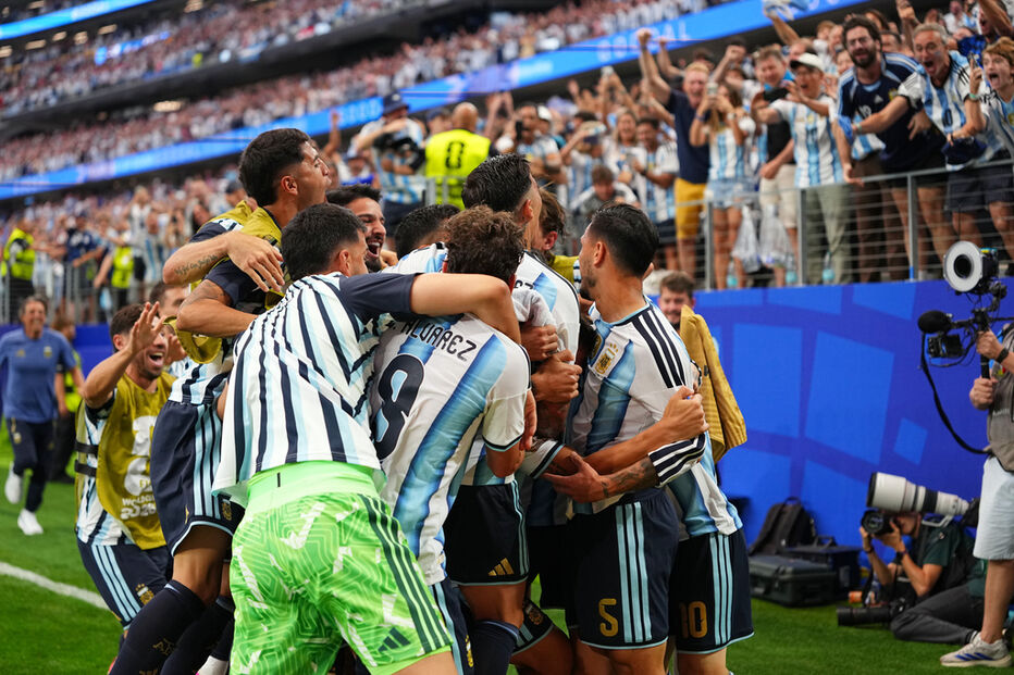 Argentina vence Áustria com 'bis' de Messi e está nos '16 avos'
