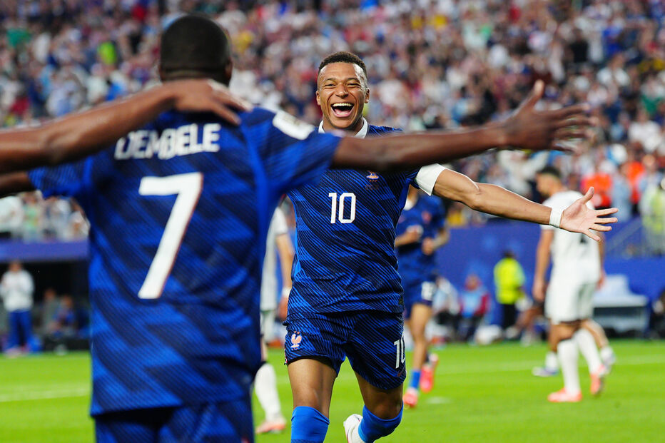 Kylian Mbappé festeja golo de França frente ao Iraque no Mundial2026