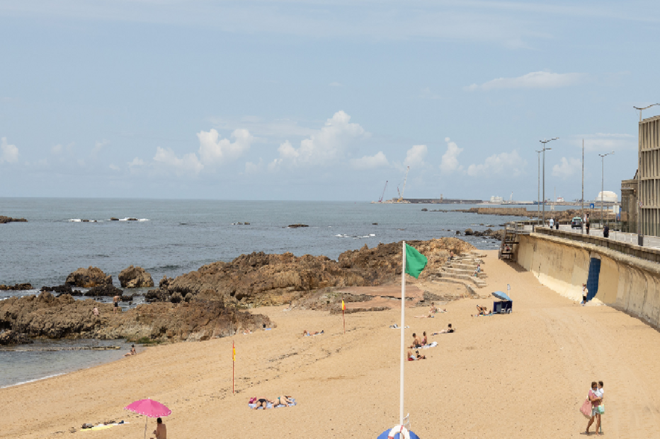 Arrancou, esta terça-feira, a demolição de estrutura de bar na Praia do Ourigo concluída em 20 dias
