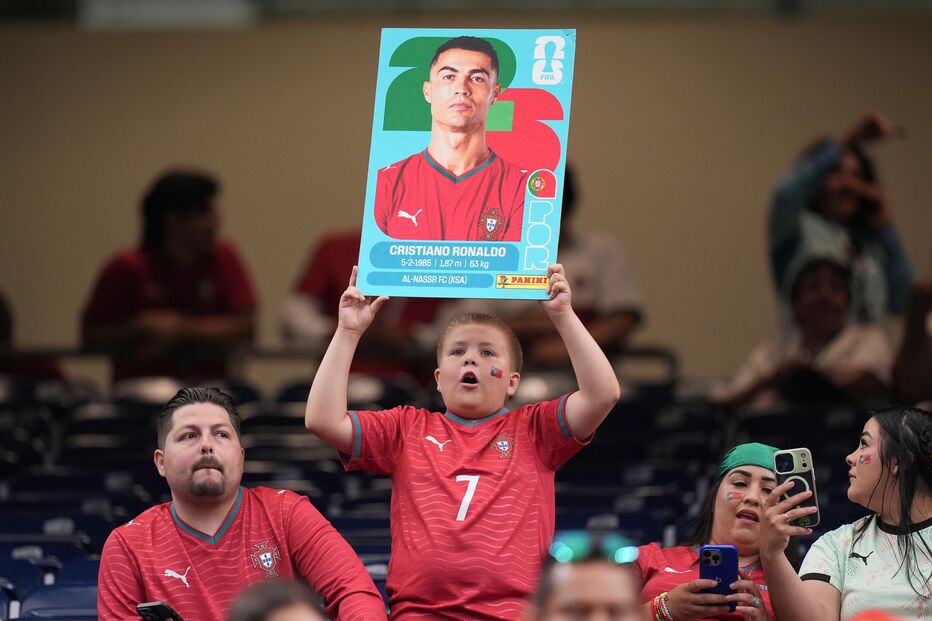Fãs de Portugal aguardam o jogo de futebol com o Uzbequistão