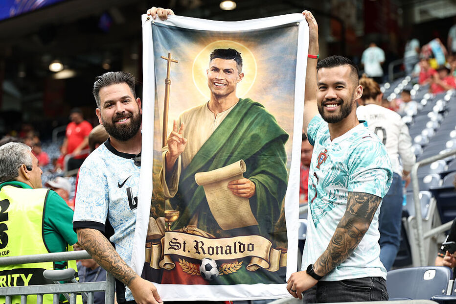 Fãs de Ronaldo exibem faixa em que apelidam o jogador de santo