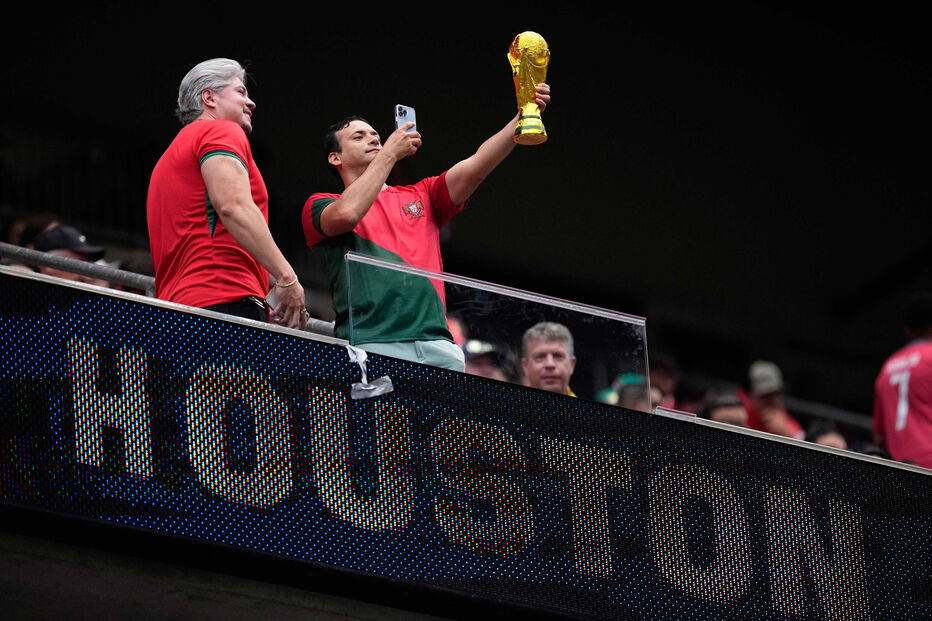 Adepto português ergue réplica do troféu do Mundial 2026