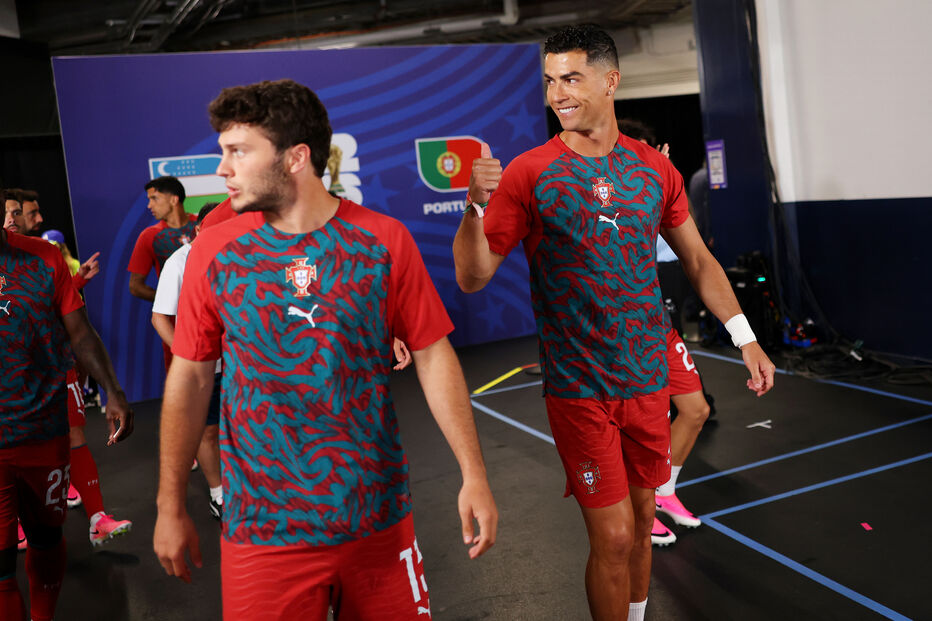 Cristiano Ronaldo antes do aquecimento para o jogo Portugal-Uzbequistão