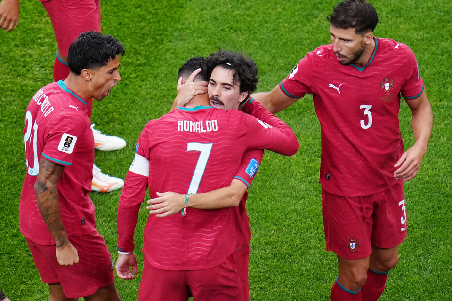 Vitinha abraça Ronaldo durante jogo frente ao Uzbequistão