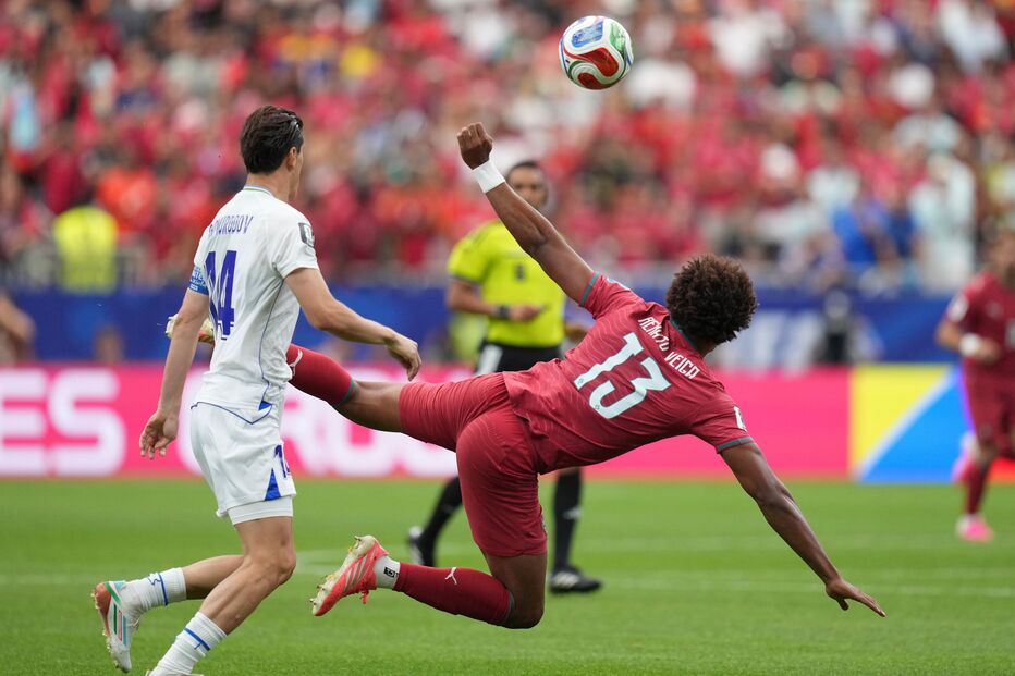 Renato Veiga e Eldor Shomurodov durante o jogo contra o Uzbequistão
