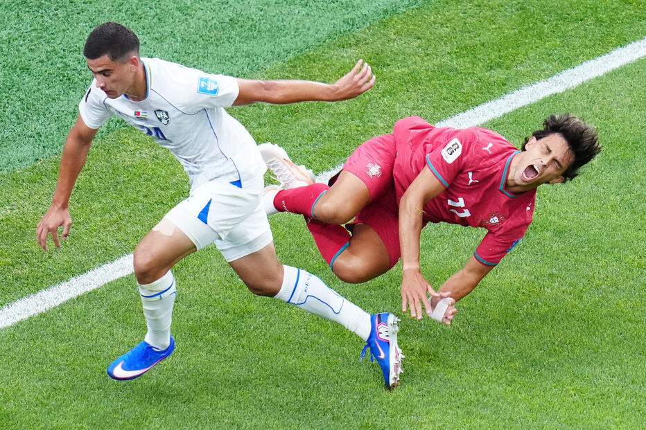 Behruzjon Karimov colide com João Félix durante jogo de Portugal contra Uzbequistão