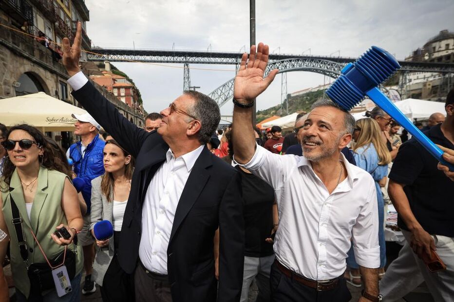 Presidente da República, António José Seguro, acompanhado pelo Presidente da Câmara Municipal do Porto, Pedro Duarte, nos festejos do São João no Porto