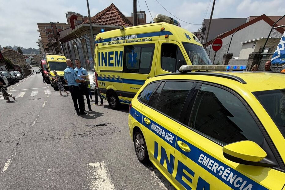 Colisão entre dois carros provoca quatro feridos em Rio Tinto   