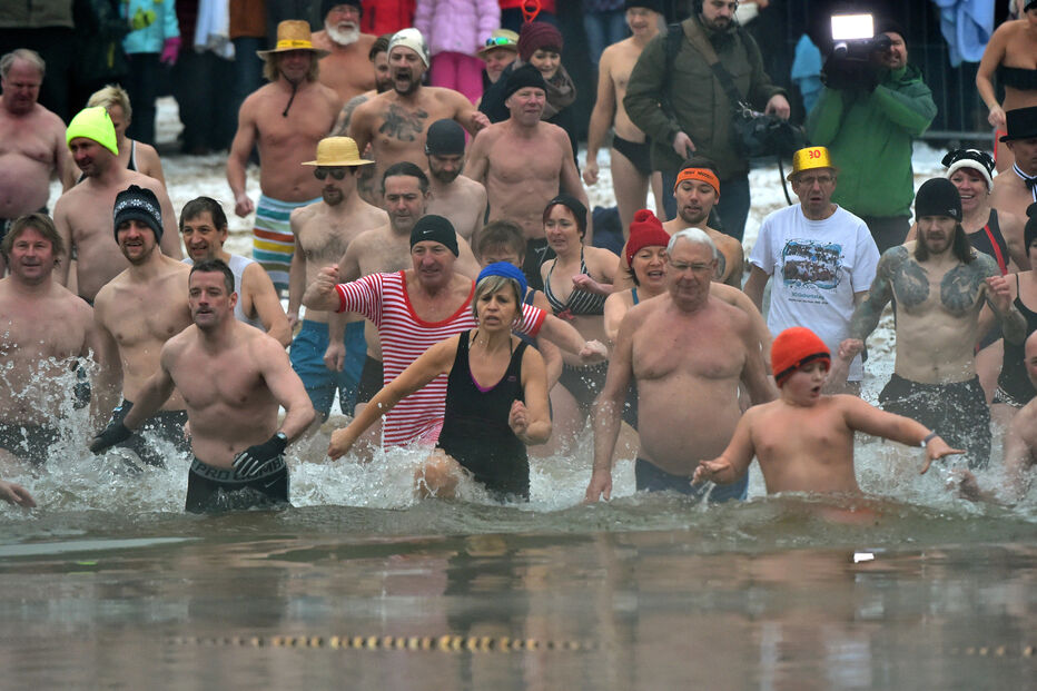 Banhistas no lago Heidesee, na Alemanha