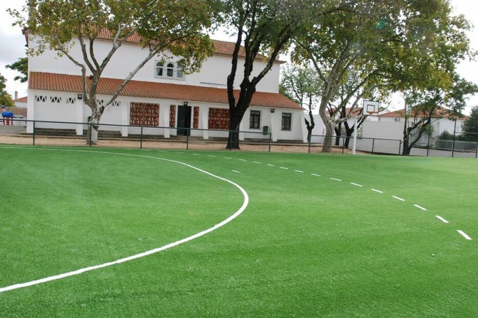Pais de alunos exigiram esta quarta-feira obras e regresso à Escola Básica do Chafariz d'el-Rei, fechada desde novembro em Évora