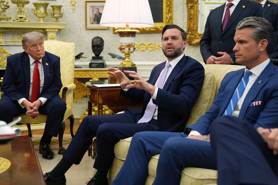 O vice-presidente JD Vance discursa enquanto o secretário da Defesa, Pete Hegseth, e o presidente Donald Trump o ouvem, durante uma reunião com o secretário-geral da NATO, Mark Rutte, no Salão Oval da Casa Branca, na quarta-feira, 24 de junho de 2026, em Washington