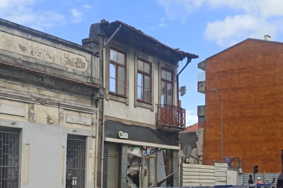 Edifício desaba no Porto
