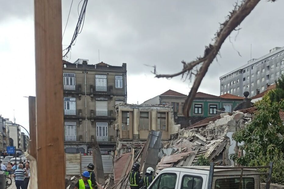 Edifício desaba no Porto