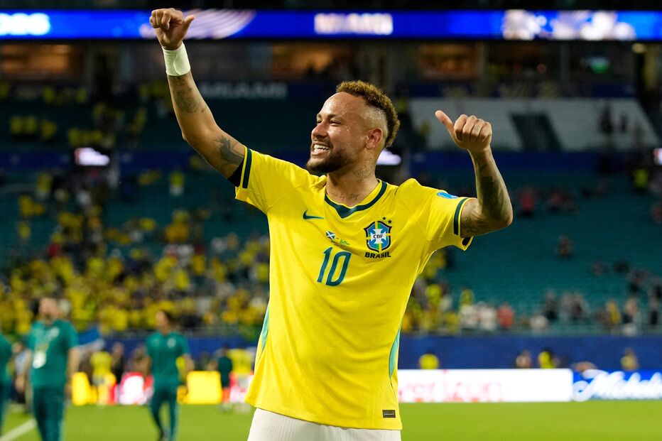 Neymar comemora vitória frente à Escócia