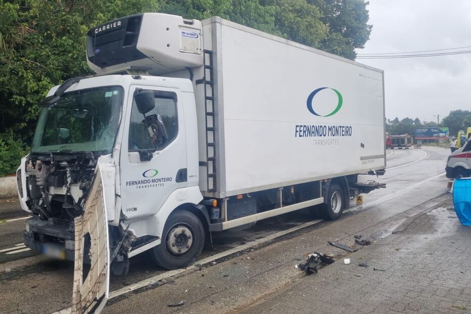 Um morto e cinco feridos em colisão entre camião e viatura de transporte de doentes em Anadia